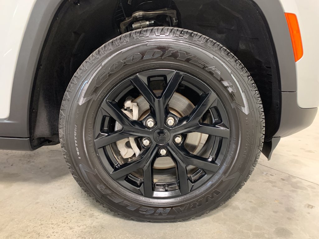 Used 2025 Jeep Grand Cherokee Altitude AWD/4WD image 27