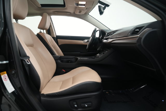 Used 2017 Lexus CT 200h w/ Seat Comfort Package FWD image 4