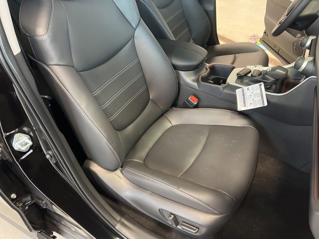 Used 2025 Toyota RAV4 Limited image 27