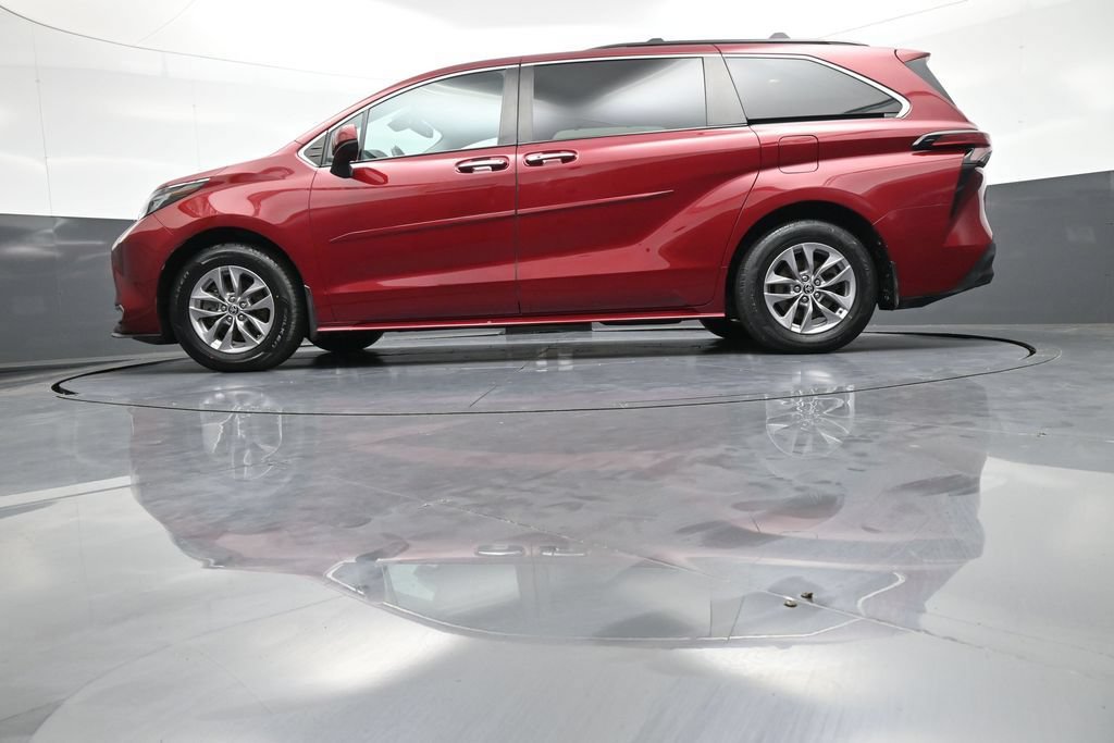 Certified 2022 Toyota Sienna XLE AWD/4WD image 35