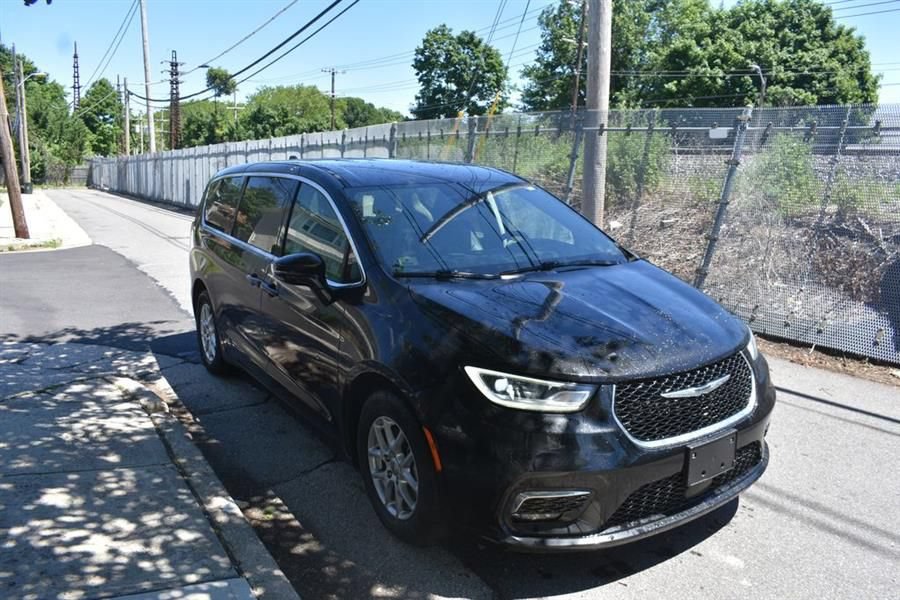 Used 2025 Chrysler Pacifica Select FWD image 4
