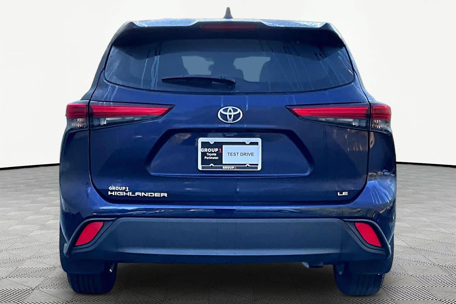 Used 2023 Toyota Highlander LE FWD image 5