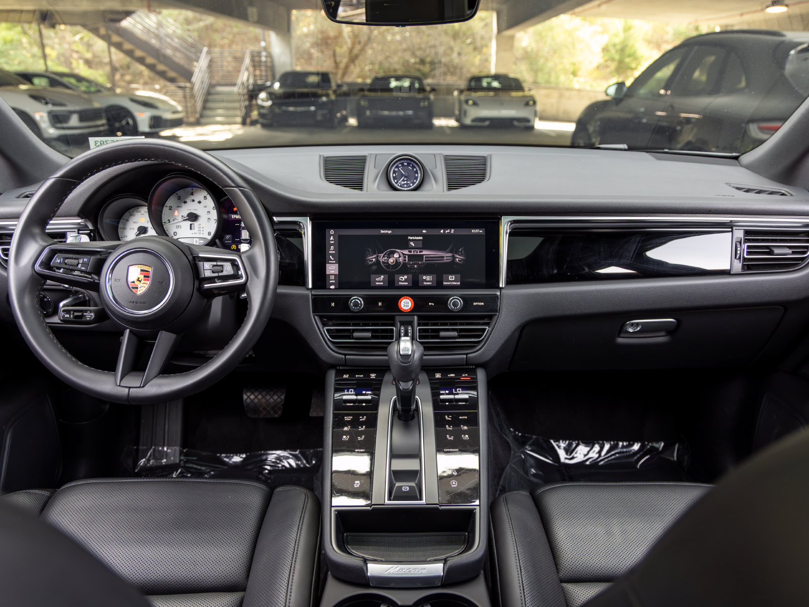 Certified 2023 Porsche Macan AWD/4WD image 33