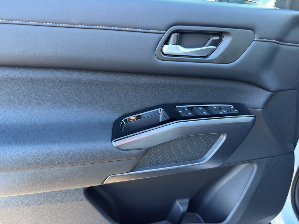 New 2026 Nissan Pathfinder SL image 13