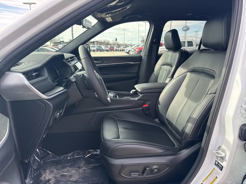 New 2025 Jeep Grand Cherokee Limited w/ Black Appearance Package AWD/4WD image 4