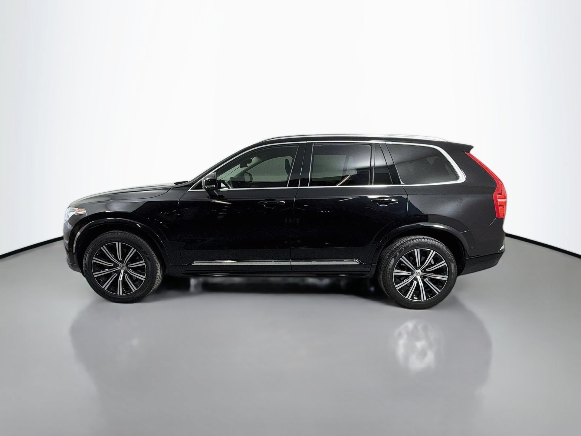 Certified 2024 Volvo XC90 B5 Plus AWD/4WD image 35