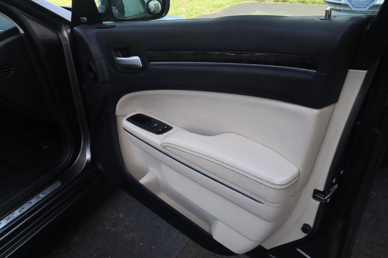 Used 2015 Chrysler 300 C w/ Light Group image 40