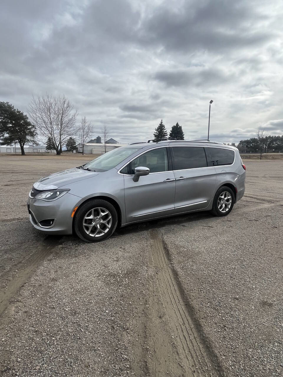 Used 2018 Chrysler Pacifica Limited image 1