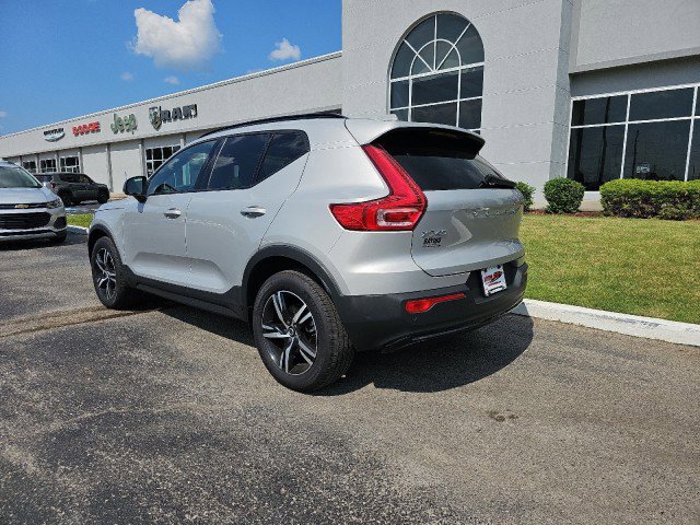 Used 2024 Volvo XC40 B5 Core image 5