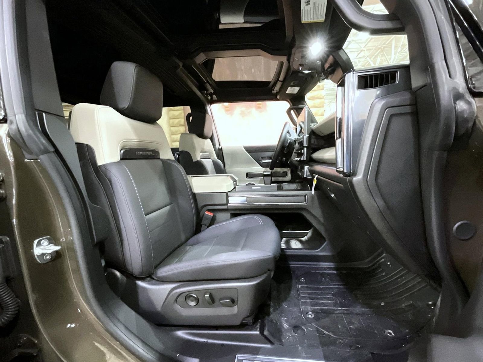 New 2026 GMC Hummer EV 4x4 Crew Cab w/ LPO, Dark Essentials Package image 15