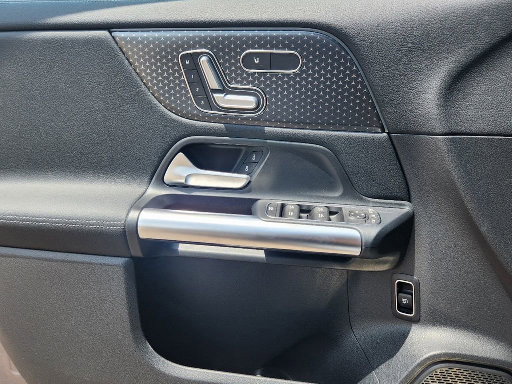 Used 2025 Mercedes-Benz GLA 250 4MATIC image 11