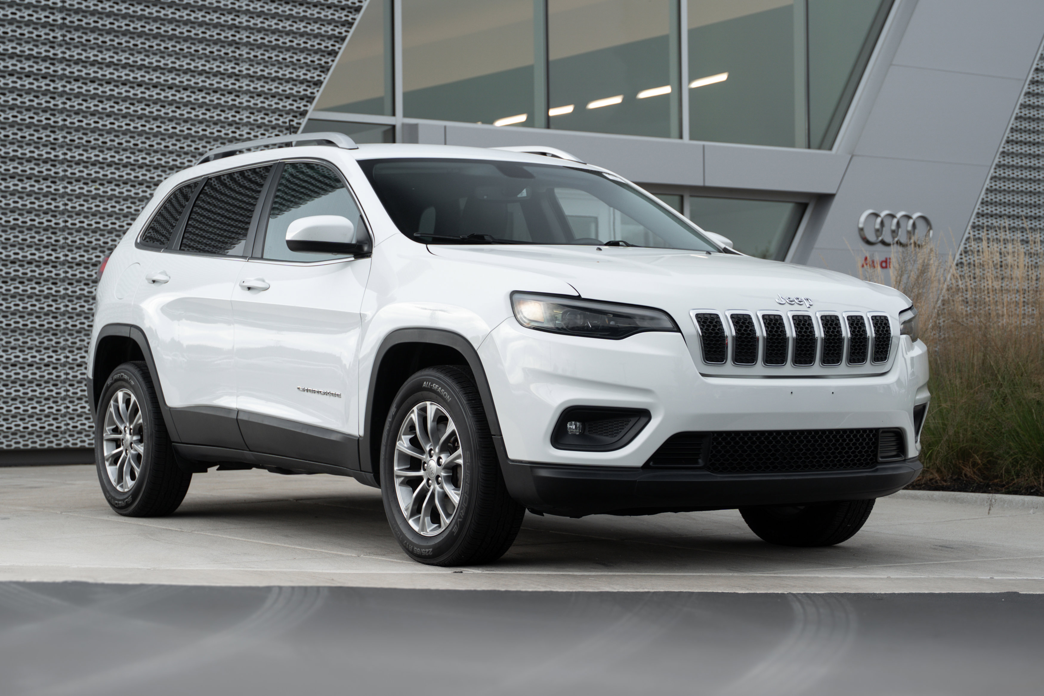 Used 2019 Jeep Cherokee Latitude Plus w/ Comfort/Convenience Group