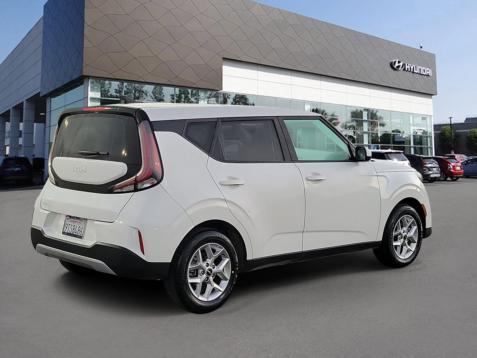 Used 2025 Kia Soul LX image 2