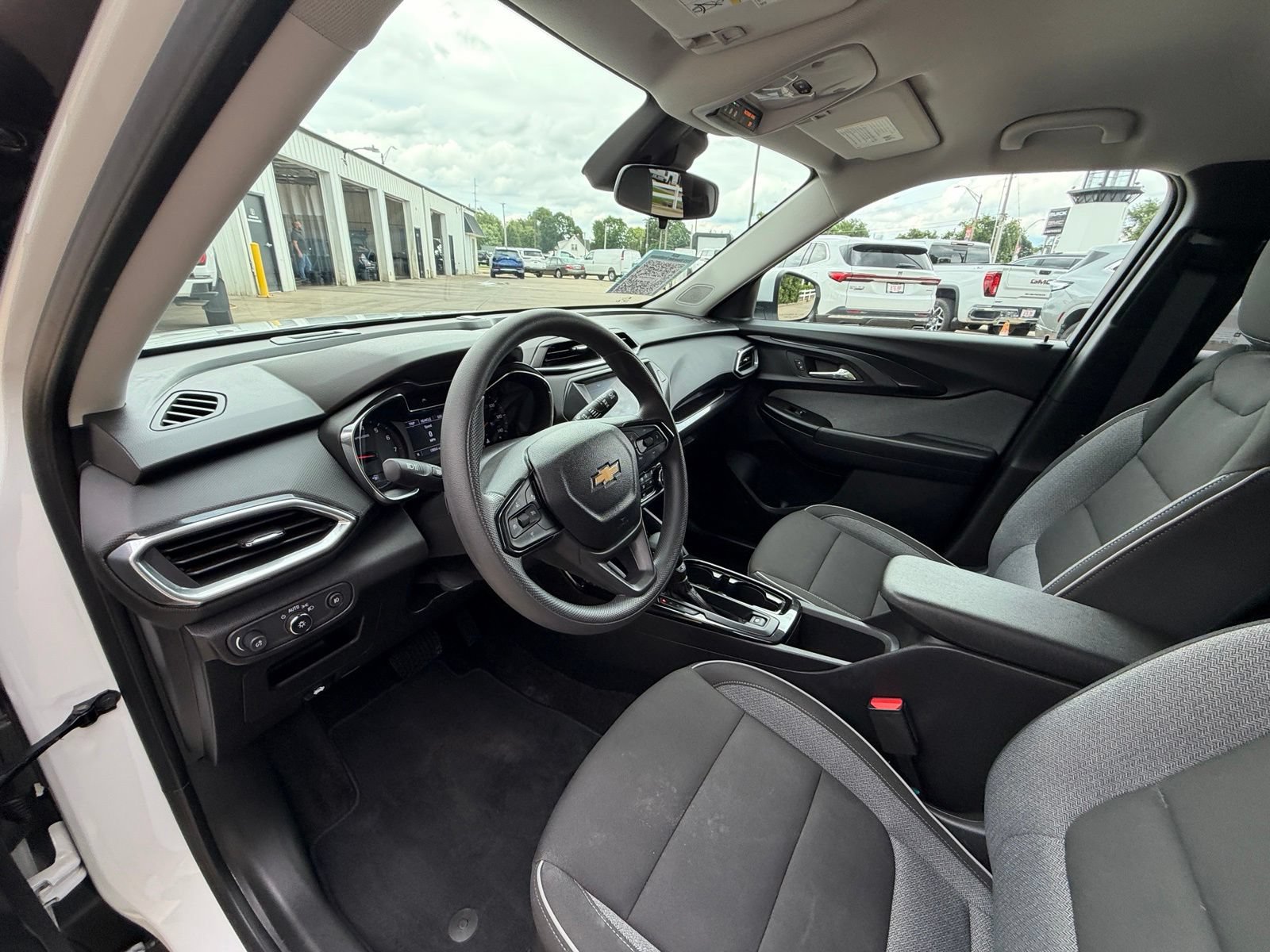 Used 2023 Chevrolet TrailBlazer LT FWD image 17