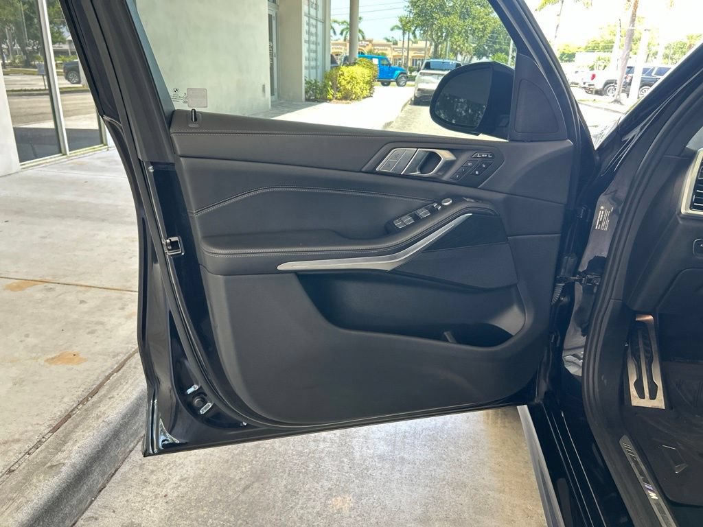 Used 2022 BMW X7 xDrive40i w/ M Sport Package AWD/4WD image 58