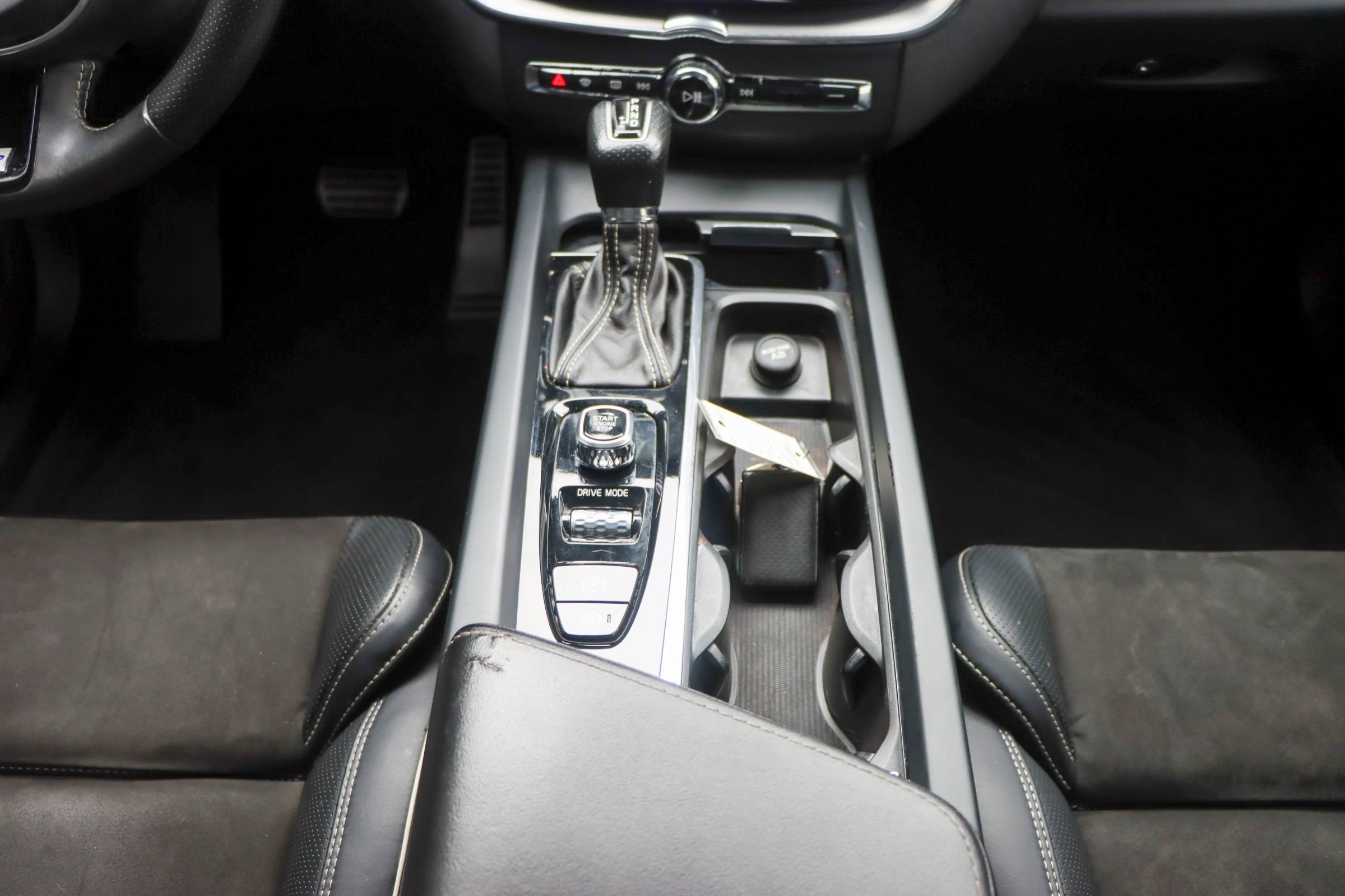 Used 2018 Volvo XC60 T5 R-Design w/ Convenience Package image 27