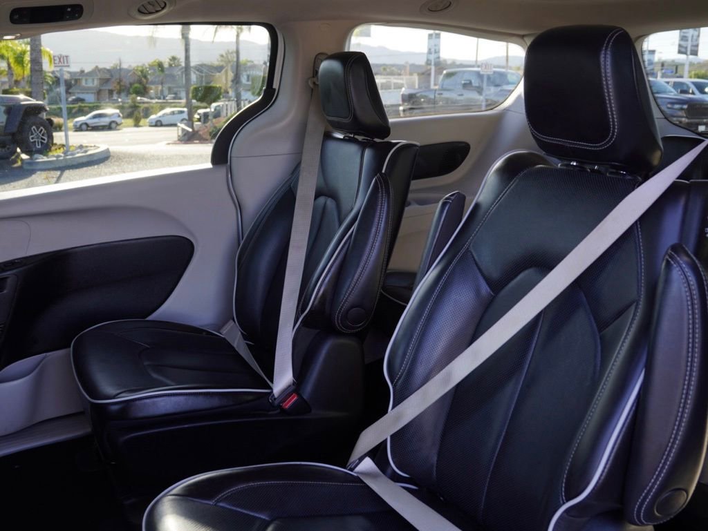 Certified 2023 Chrysler Pacifica Limited image 18