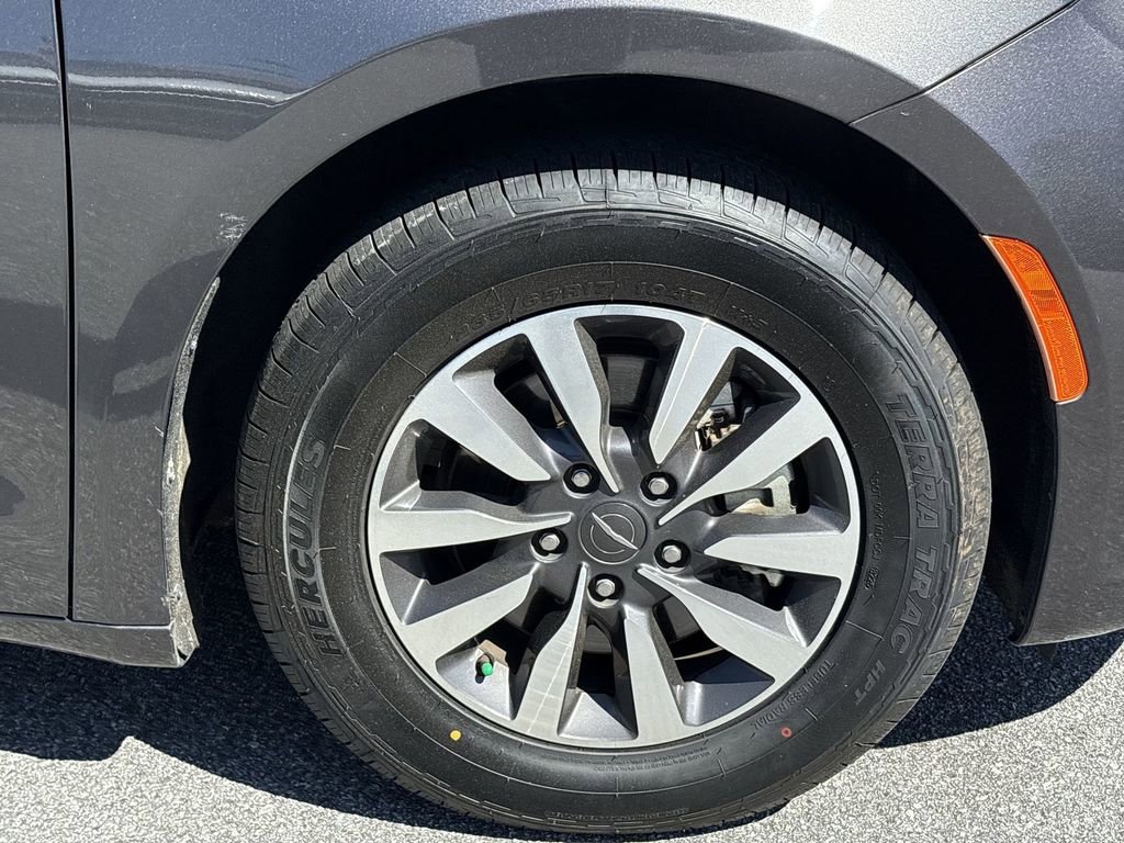 Used 2021 Chrysler Pacifica Touring-L FWD image 33