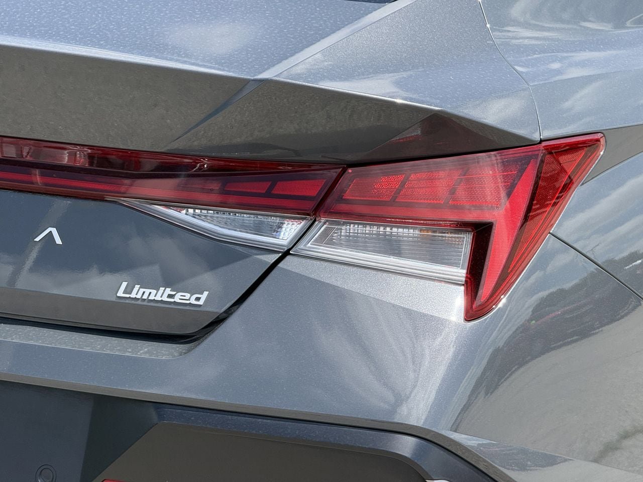 Used 2024 Hyundai Elantra Limited FWD image 7