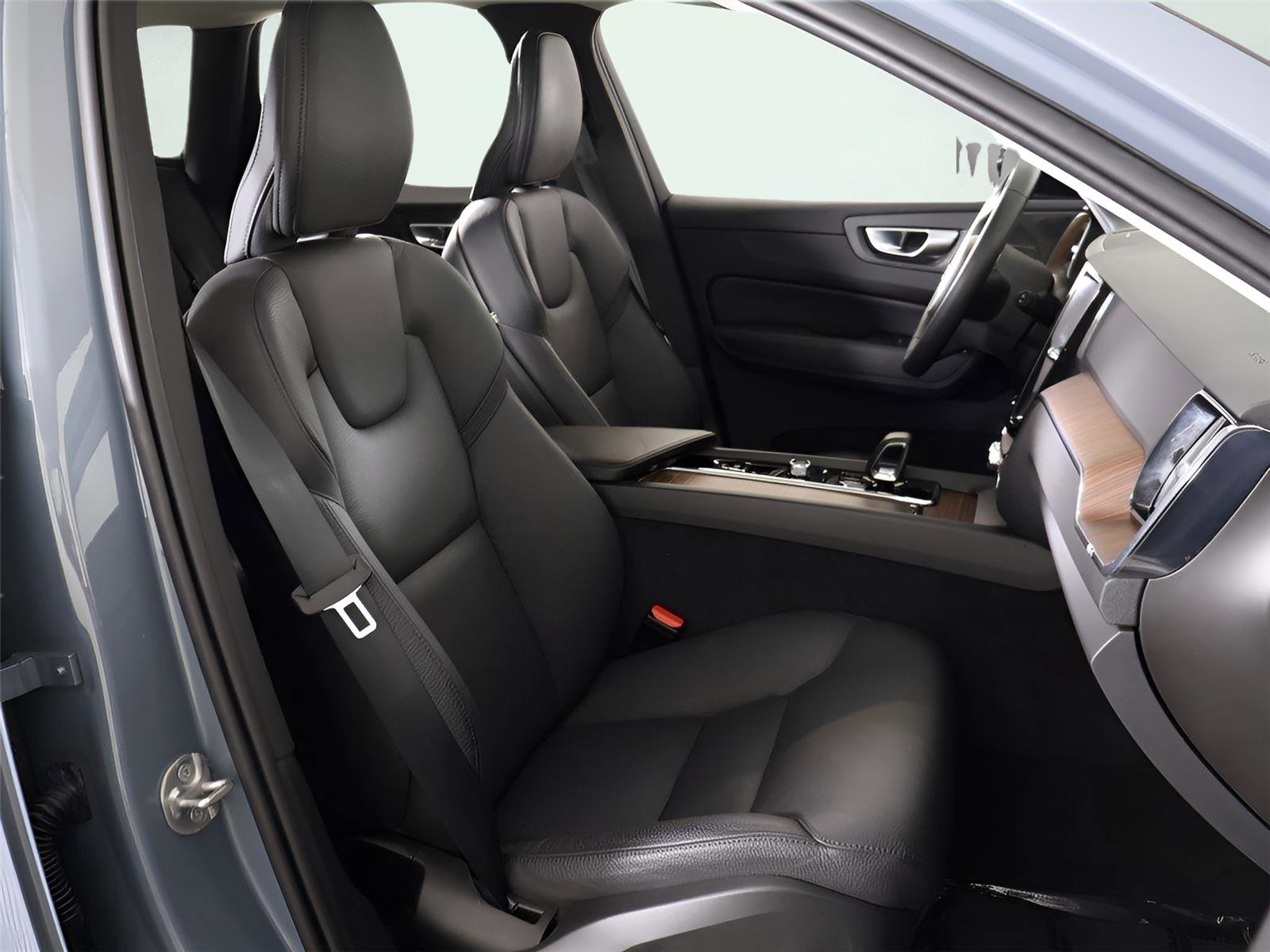 Used 2024 Volvo XC60 B5 Plus image 34