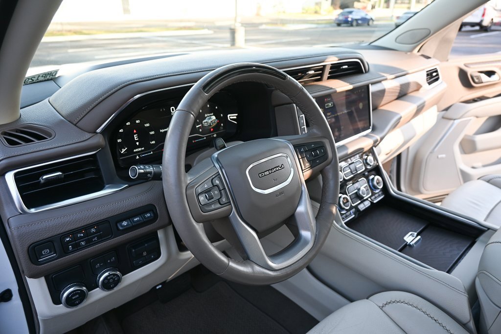 Used 2023 GMC Yukon Denali w/ Denali Reserve Package image 8