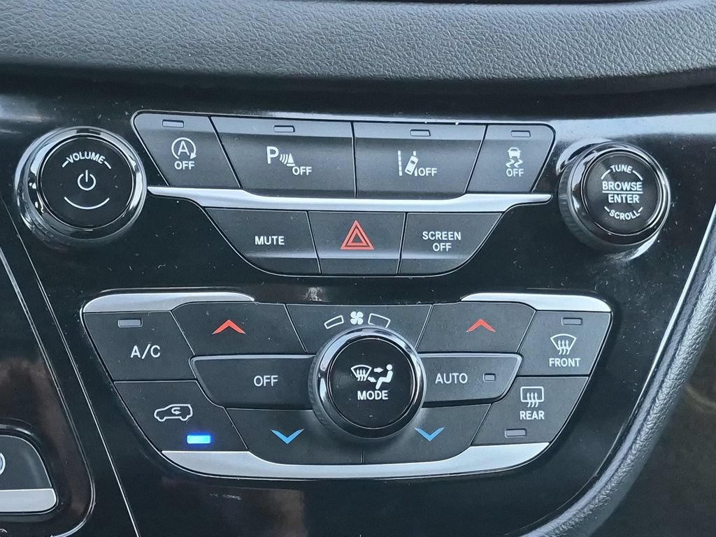 Used 2025 Chrysler Pacifica Select FWD image 25