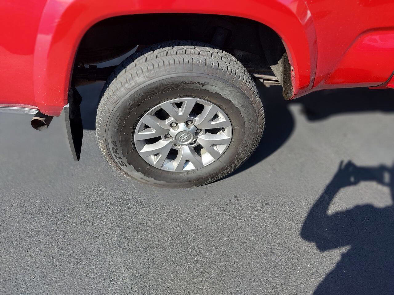 Used 2017 Toyota Tacoma TRD Off-Road image 10