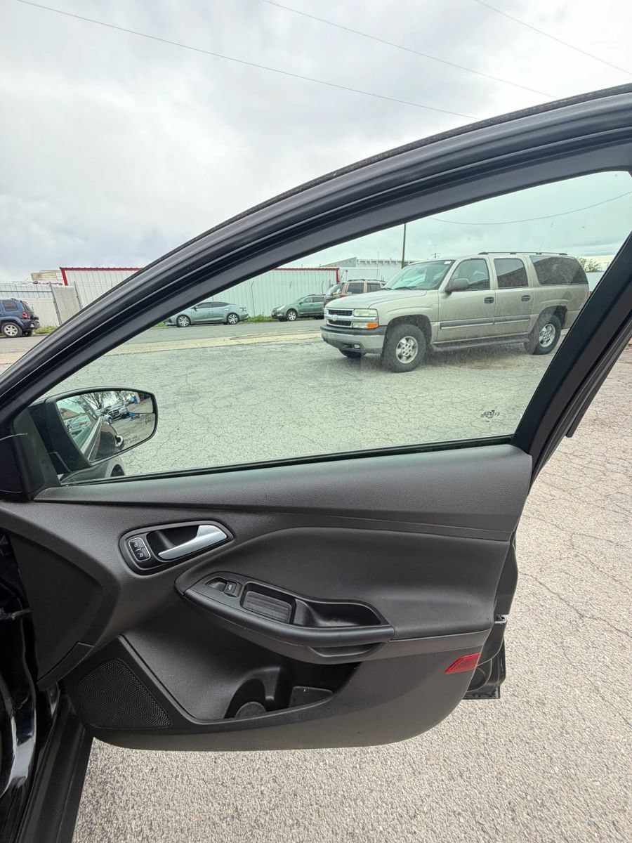Used 2016 Ford Focus SE w/ SE Cold Weather Package FWD image 11