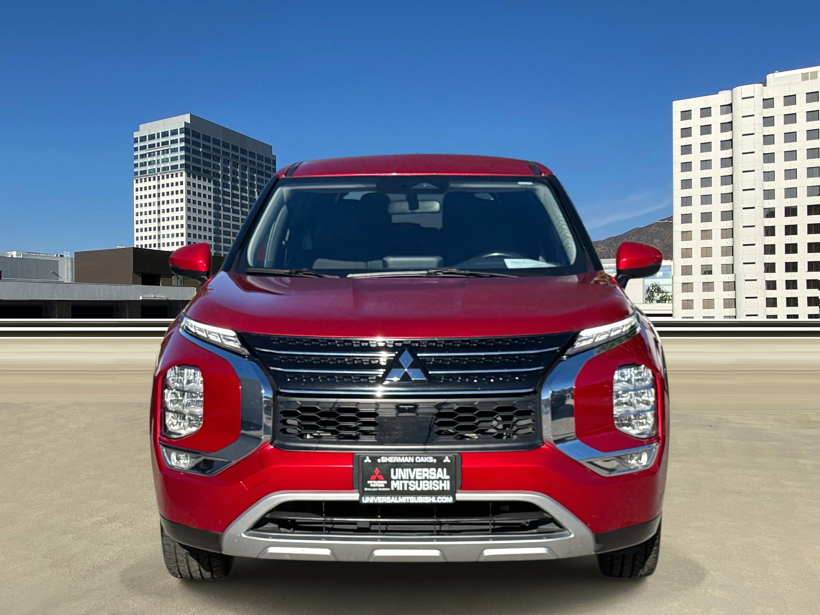 Used 2023 Mitsubishi Outlander SE image 2