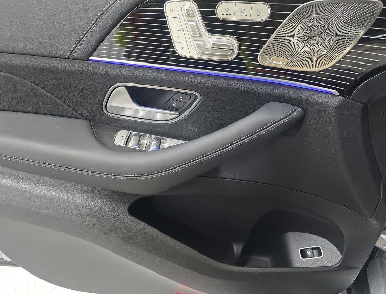 Used 2025 Mercedes-Benz GLS 580 4MATIC image 12