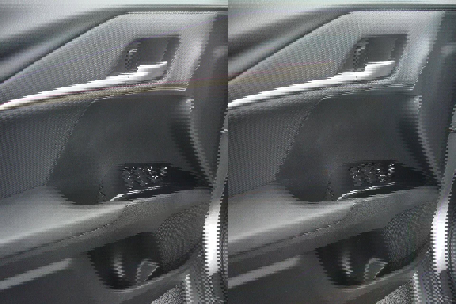 Used 2025 Toyota Camry SE image 9