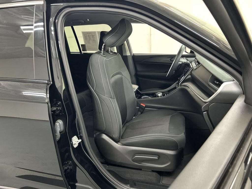 Used 2023 Jeep Grand Cherokee Laredo AWD/4WD image 22