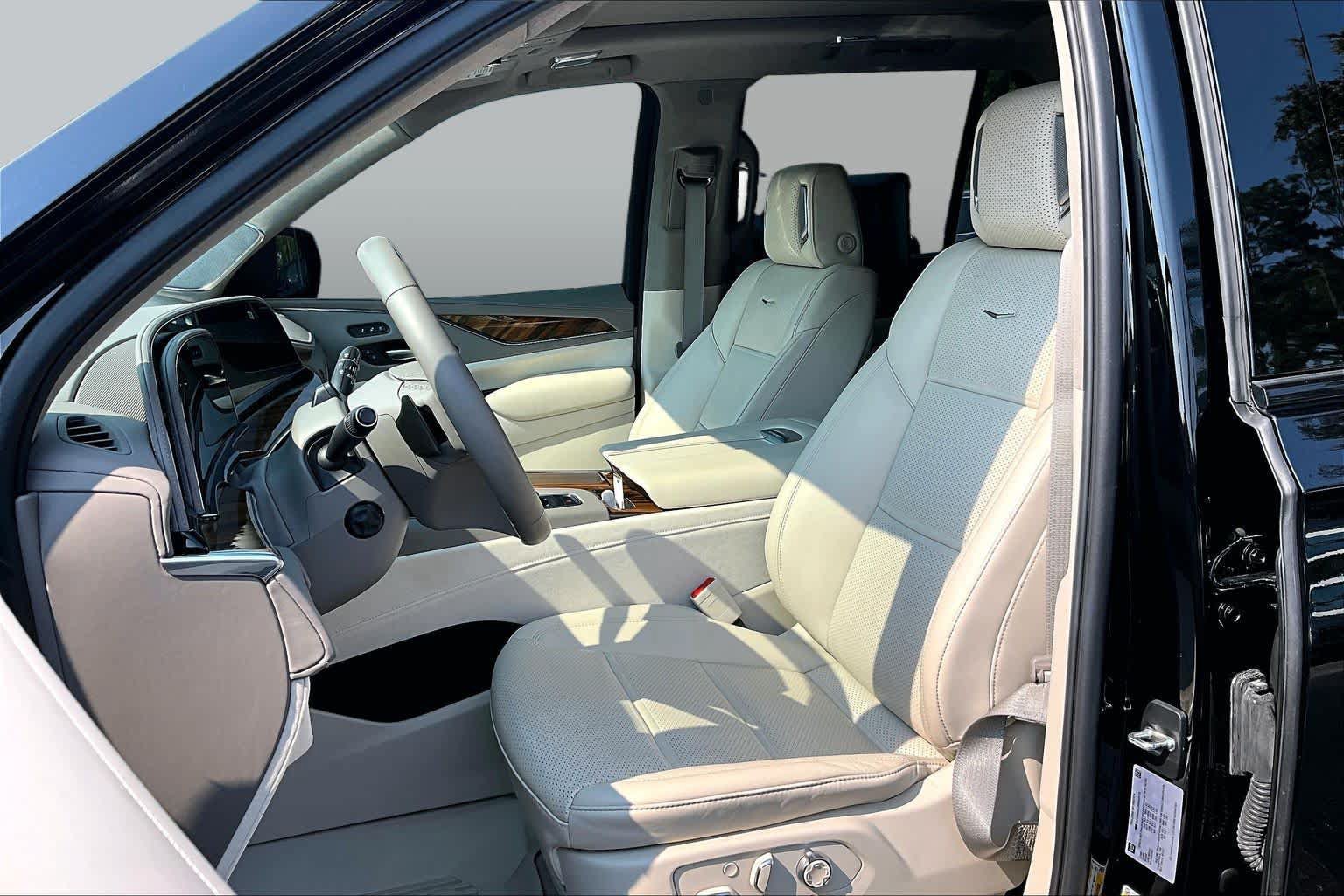 Used 2024 Cadillac Escalade Sport Platinum w/ LPO, ONYX Package AWD/4WD image 8