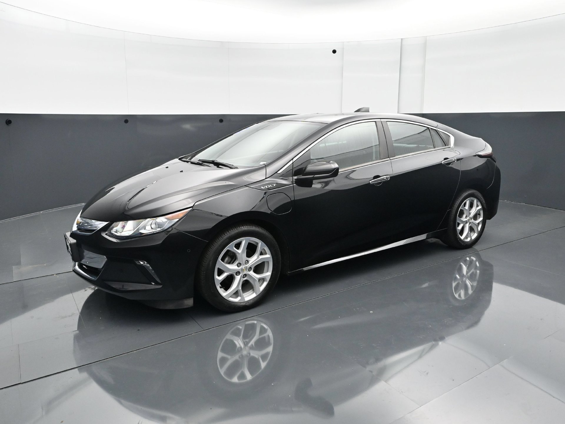 Used 2017 Chevrolet Volt Premier FWD image 2
