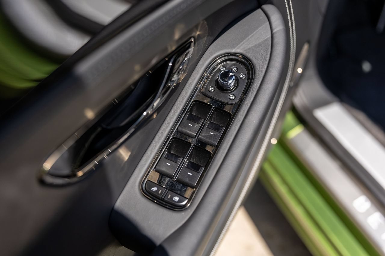 Certified 2025 Bentley Continental GTC AWD/4WD image 40