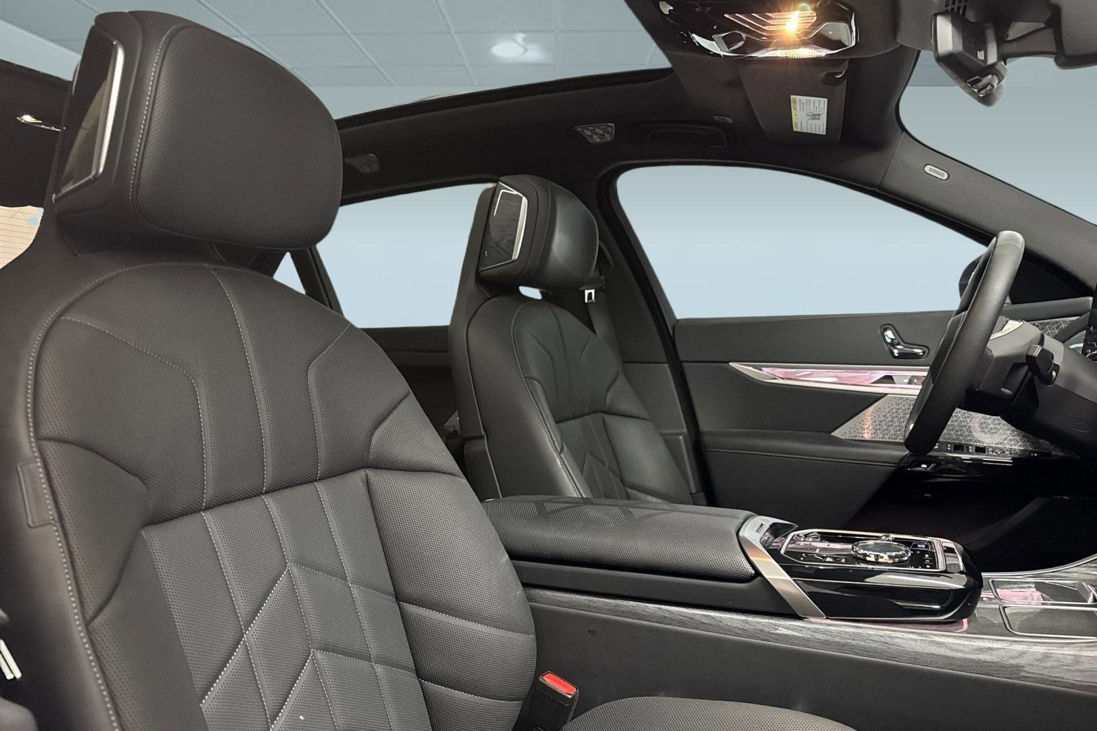 Used 2023 BMW i7 xDrive60 image 32