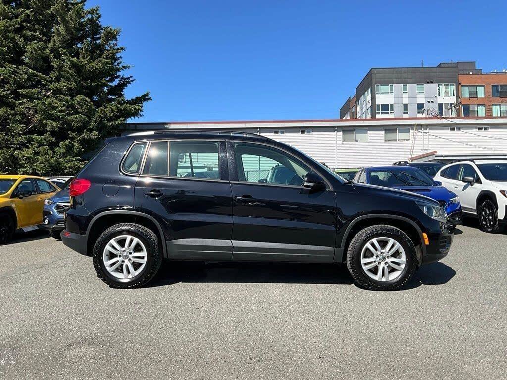 Used 2017 Volkswagen Tiguan S image 9