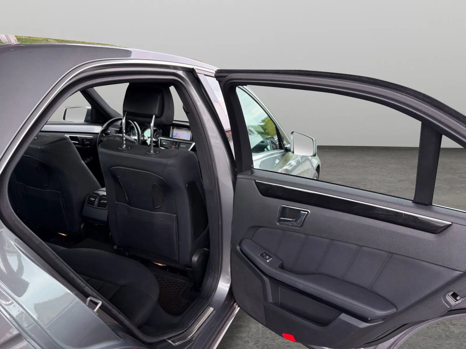 Used 2010 Mercedes-Benz E 550 4MATIC Sedan image 17