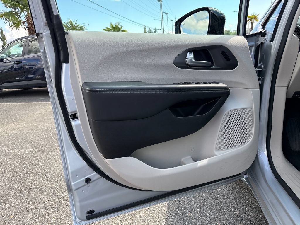 Used 2024 Chrysler Pacifica Touring-L FWD image 17