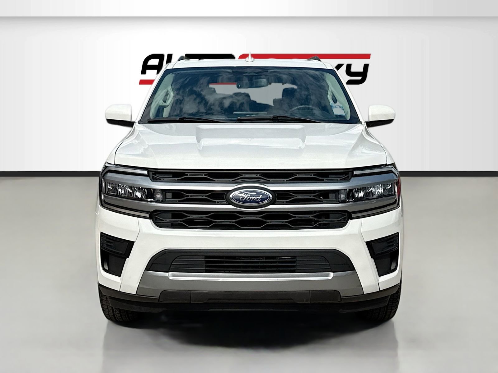 Used 2024 Ford Expedition XLT image 2