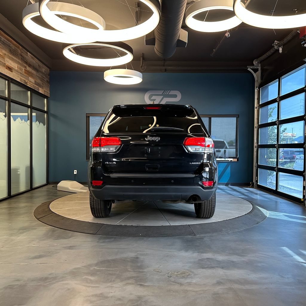 Used 2019 Jeep Grand Cherokee Laredo w/ Security & Convenience Group AWD/4WD image 4