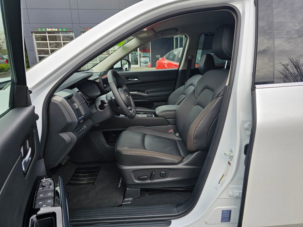 Certified 2025 Nissan Pathfinder SL image 17