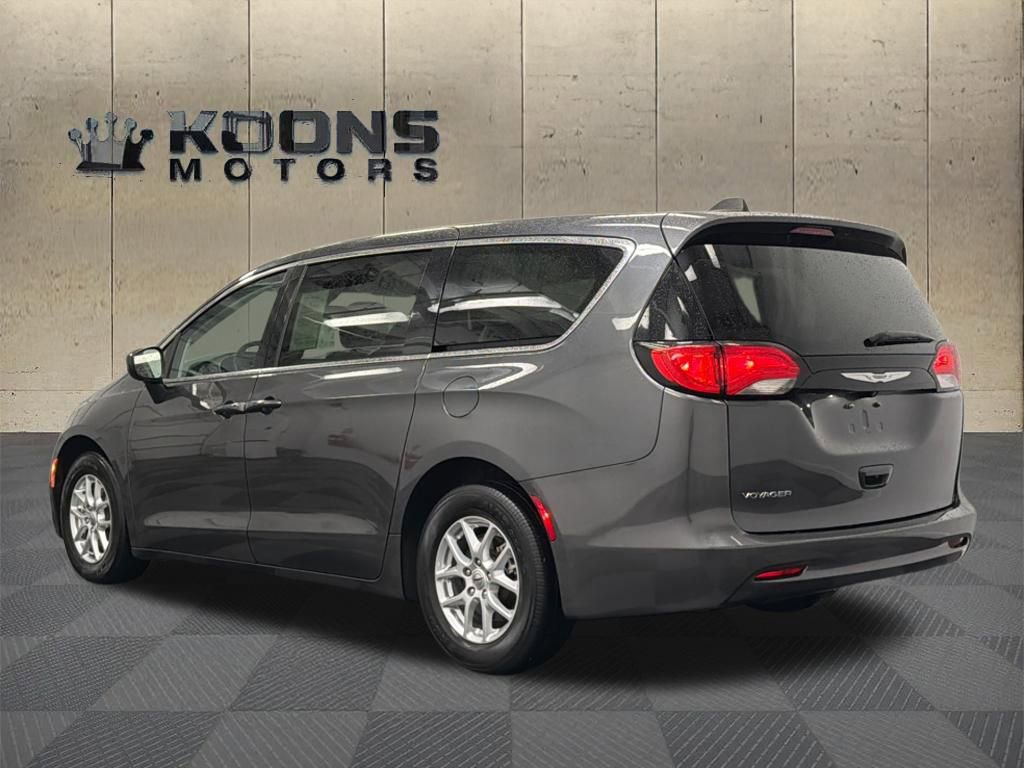 Used 2022 Chrysler Voyager LX image 6