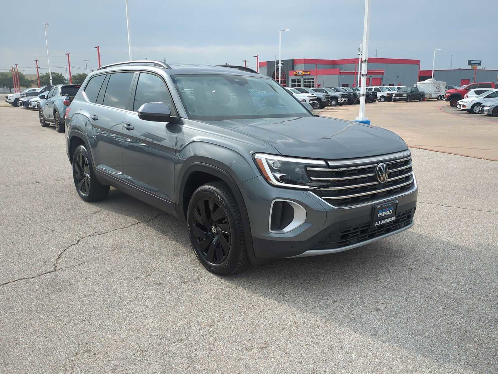 Used 2024 Volkswagen Atlas SE w/ Black Wheel Package FWD image 2