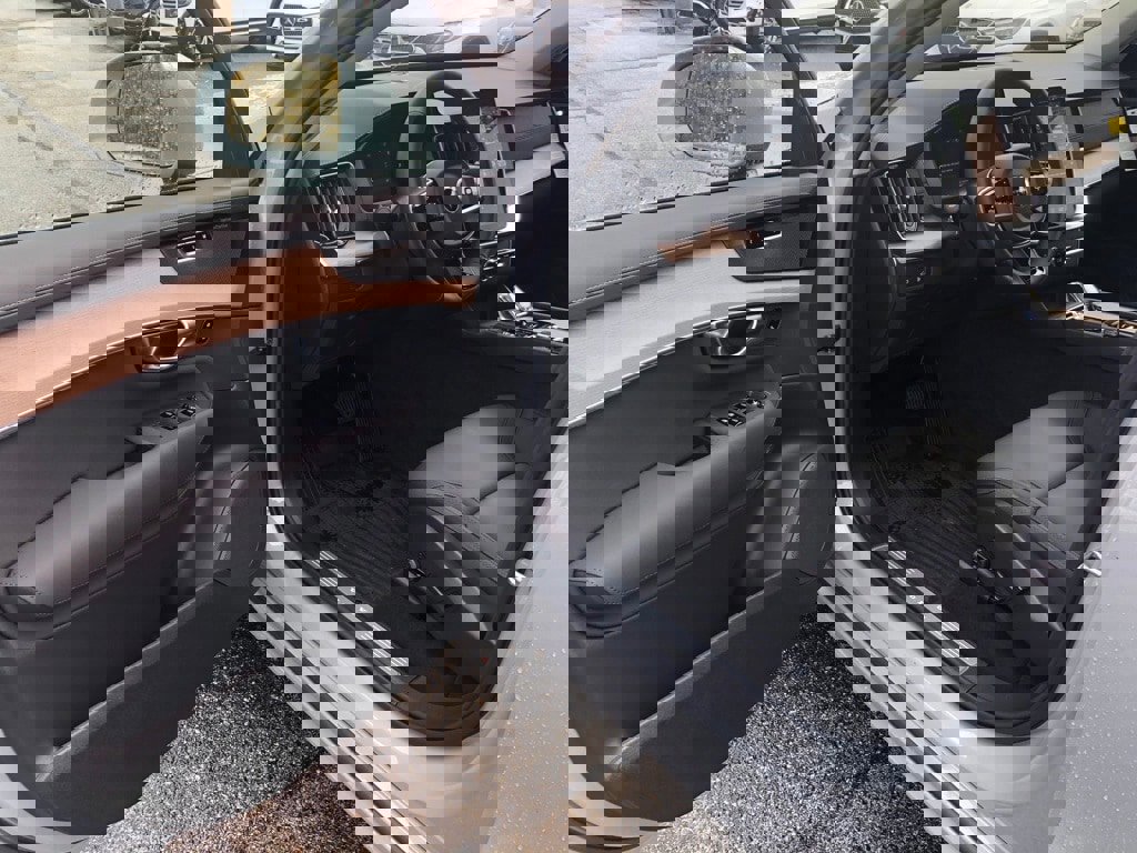 New 2026 Volvo XC90 T8 Plus w/ Protection Package Premier image 10