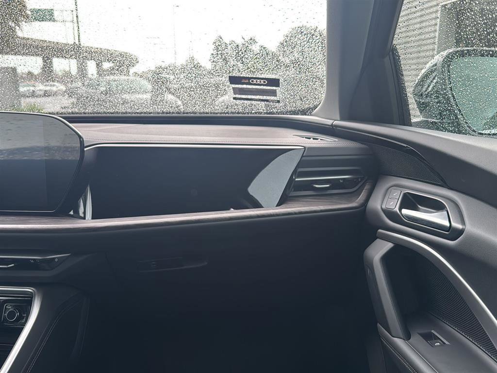 Used 2025 Audi Q5 Premium w/ Convenience Package image 11