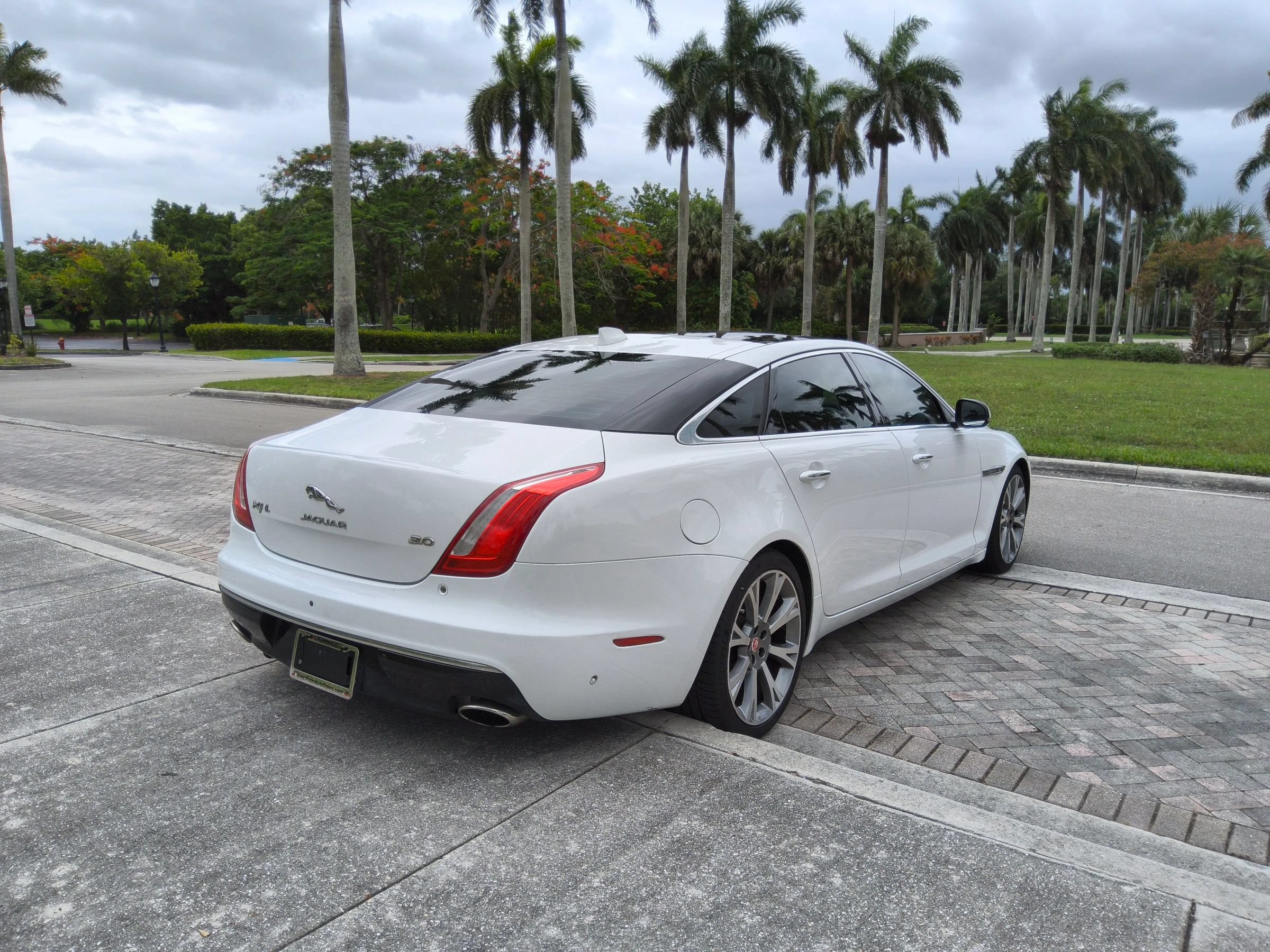 Used 2019 Jaguar XJ L Portfolio RWD image 22
