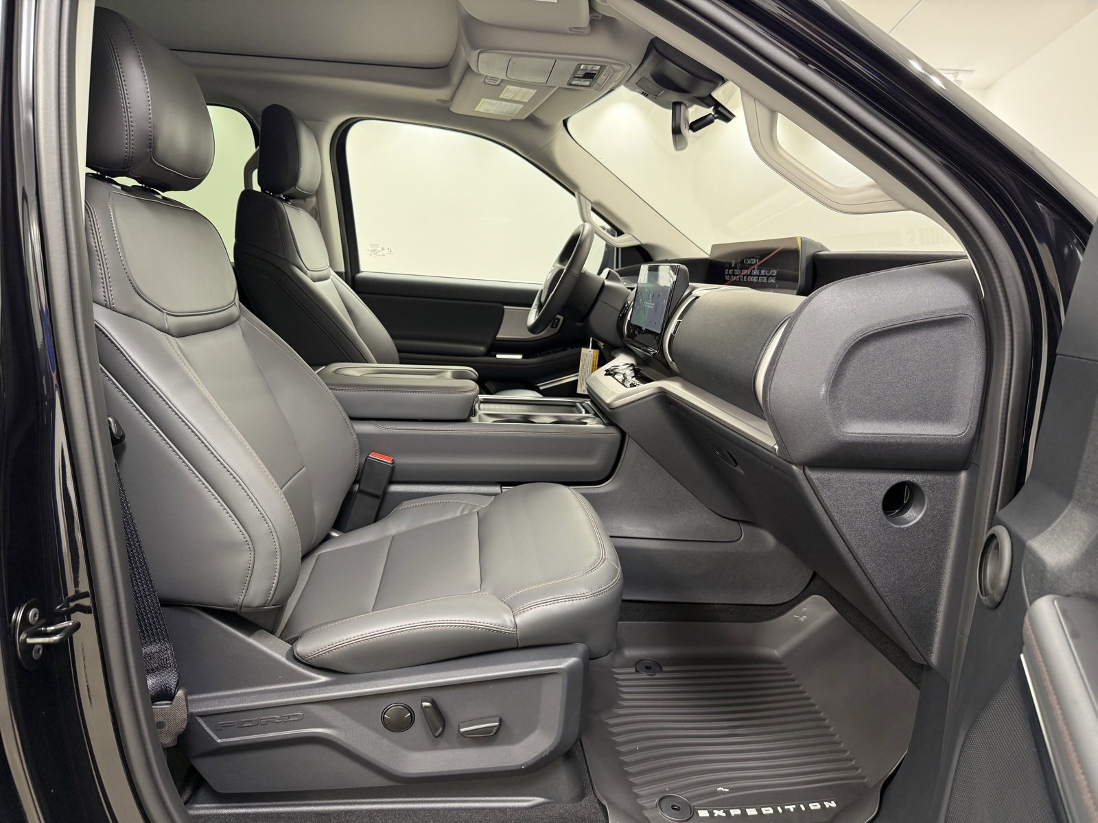 New 2025 Ford Expedition Active image 31