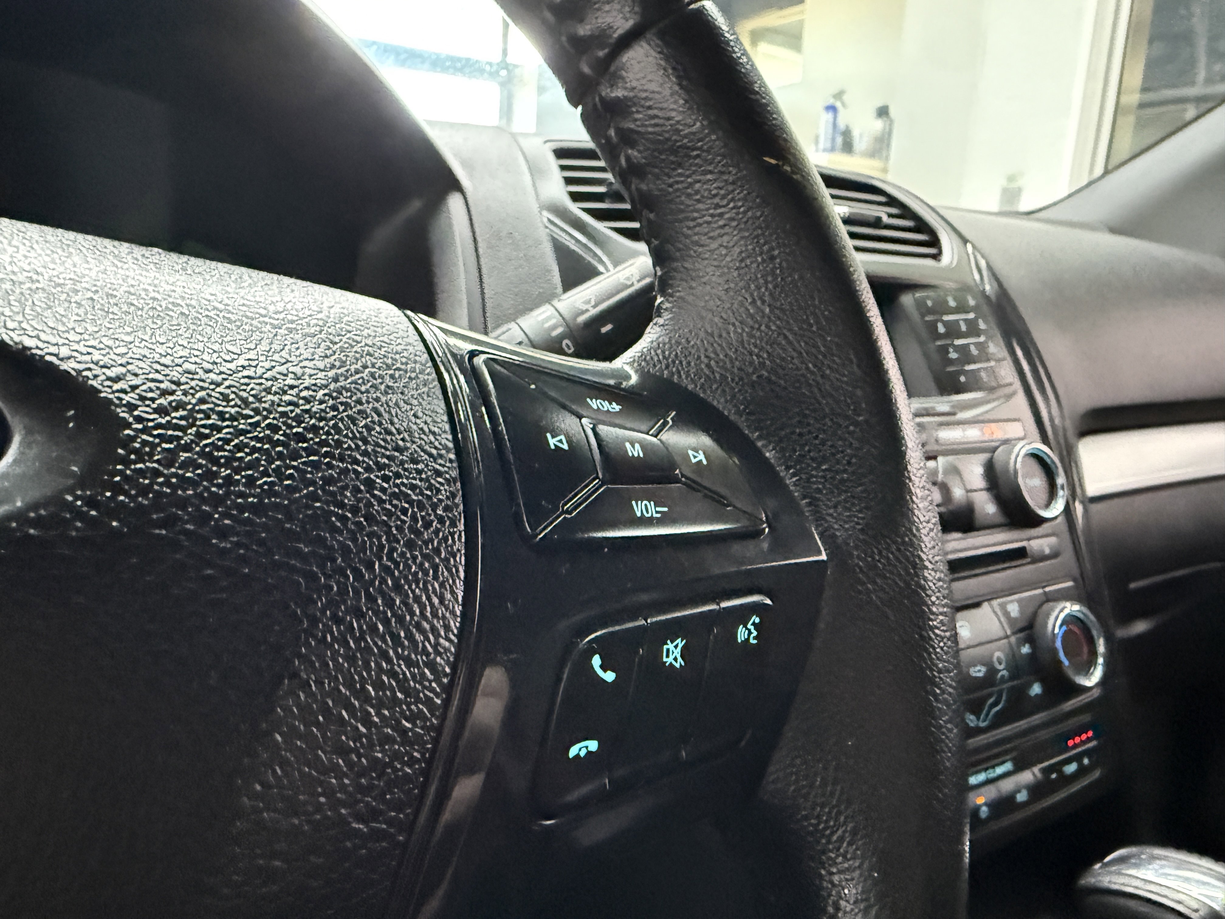 Used 2017 Ford Explorer XLT image 15