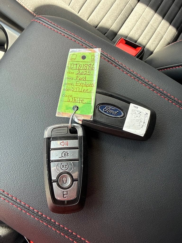 Used 2025 Ford Explorer ST-Line w/ ST-Line Street Pack AWD/4WD image 41